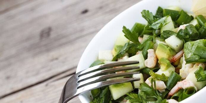 Gemüsesalat sollte oft in der Ernährung zur Gewichtsreduktion vorhanden sein