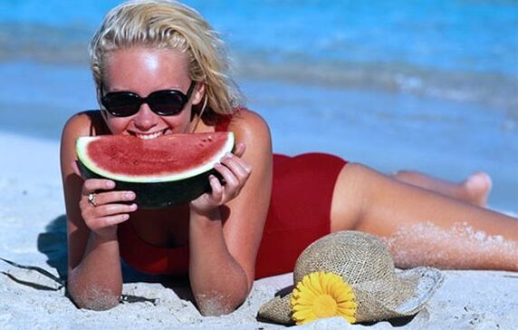 Die Wassermelonendiät wird am besten im heißen Sommer beobachtet