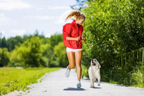 Es empfiehlt sich, eine Reihe von Übungen zum Abnehmen mit einem Joggen im Park zu beginnen. 